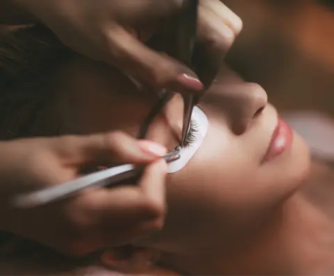 Nahaufnahme einer Wimpernverlängerung mit einzeln gesetzten Wimpern